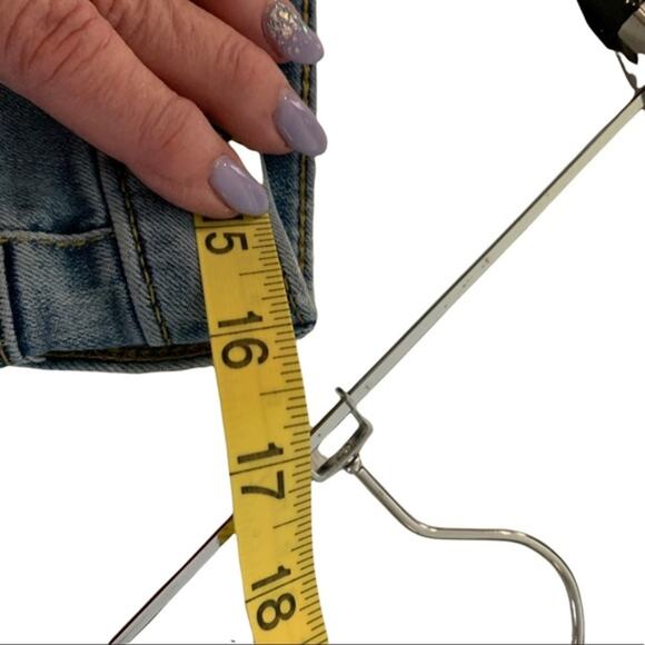 Massimo high rise jeans. Size 6/28R
Light medium wash power stretch‎ mom jean - Picture 5 of 6